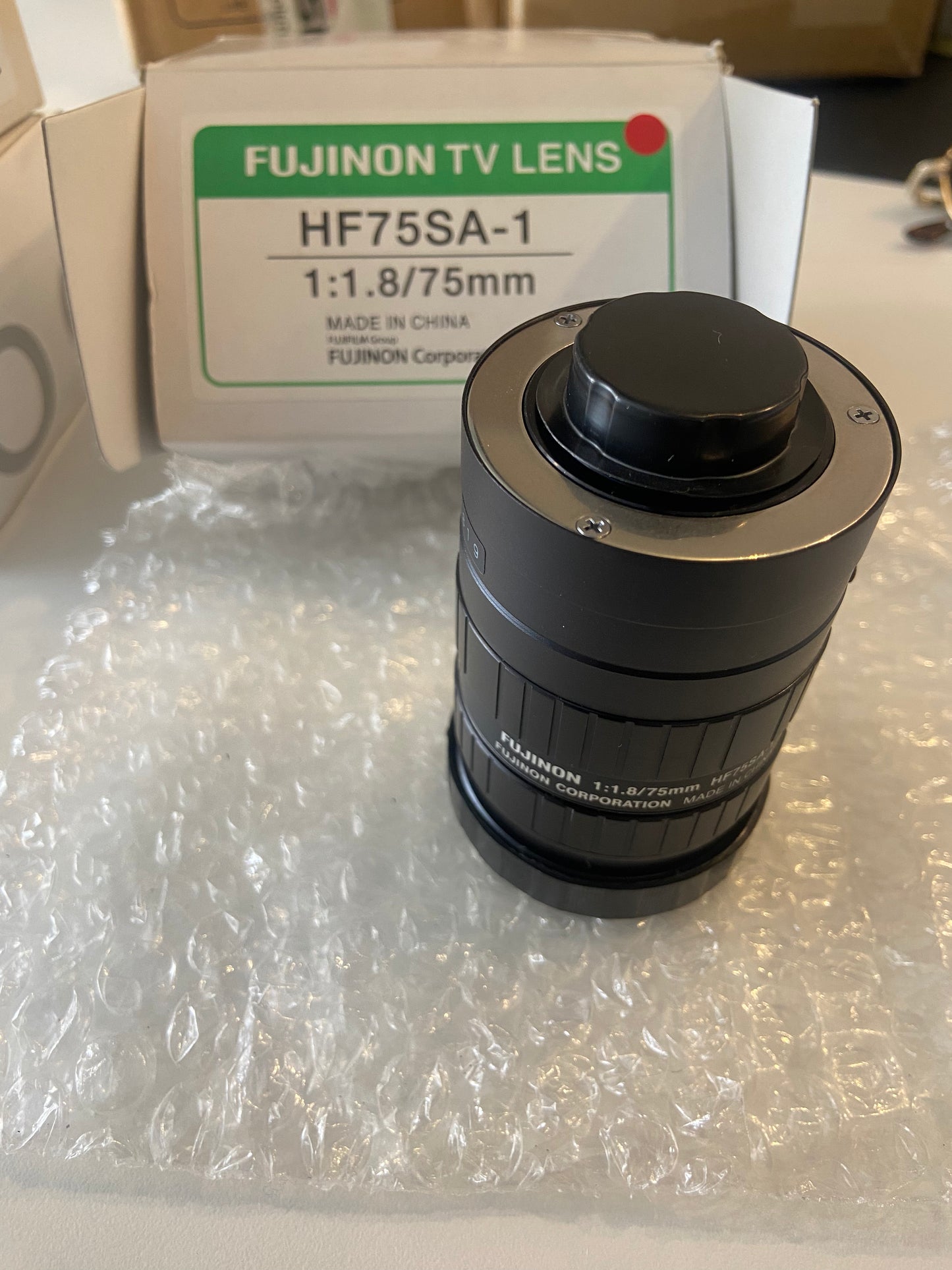 FUJINON HF75SA1 TV Camera Lens 1: 1 .8/75MM C Mount